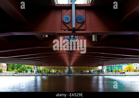 Einen einzigartigen Blick unter die Frederick Douglass-Susan B. Anthony Memorial Bridge, Rochester NY. Stockfoto