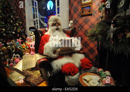 London, UK, 6. November 2014, Geschäfte in der Oxford Street bekommen in die festliche Stimmung durch aufleuchten und mit Xmas Fenster zeigt, wie die Oxford street Weihnachtsbeleuchtung eingeschaltet sind. Bildnachweis: JOHNNY ARMSTEAD/Alamy Live-Nachrichten Stockfoto