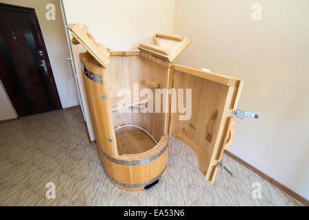 Zeder Barrel, Mini-Sauna mit Paaren aus Zedernholz Stockfoto