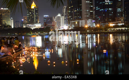 Benjakiti Park, Bangkok, Thailand, 6. November 2014. Langzeitbelichtung fängt Krathong des (dekorierte Körbe) schwimmt auf den See von Benjakiti Park, das jährliche Loi Krathong Festival zu feiern. Loi Krathong ist ein jährliches Festival in Thailand, zu danken, die Göttin des Wassers, Phra Mae Khongkha gefeiert. Bildnachweis: Alison Teale/Alamy Live-Nachrichten Stockfoto