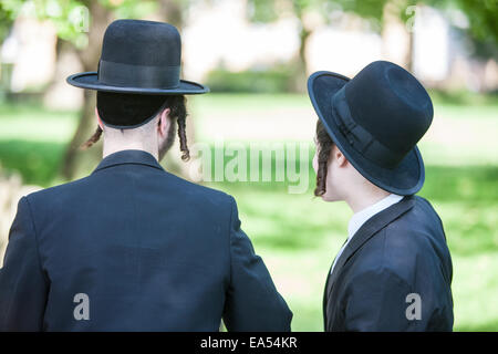 Chassidische jüdische Jungen in Stamford Hill, der größten chassidische Gemeinschaft in Europa, Hackney, London, England Stockfoto