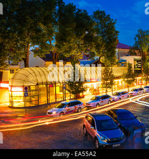 TALLINN, Estland - 26. Juli 2014: Autos-Taxi-Stand auf dem Parkplatz am Eingang zur Altstadt Teil Estlands Hauptstadt Stockfoto