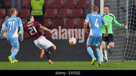 Von links: Kristian Kolcak von Slovan, David Lafata von Sparta, Erik Cikos und Dusan Pernis von Slovan abgebildet während der Sparta Praha Vs Slovan Bratislava Fußball Europa League 4. Runde Spiel in Prag, Tschechische Republik, 6. November 2014. (CTK Foto/Michal Dolezal) Stockfoto