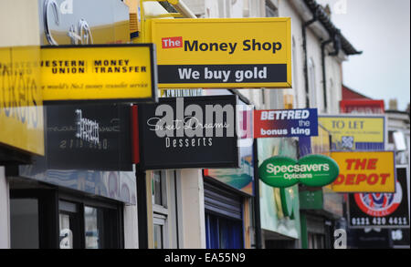 HIGH STREET SHOP ANZEICHEN GELDVERLEIHER WETTEN ETC RE BEZAHLEN DIE HAUTPSTRAßE SHOPPER WIRTSCHAFT EINKOMMEN DAY LOANS UK AUSGABEN Stockfoto