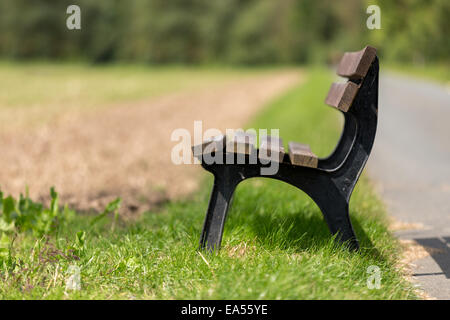 Einsame Bank in der Natur Stockfoto