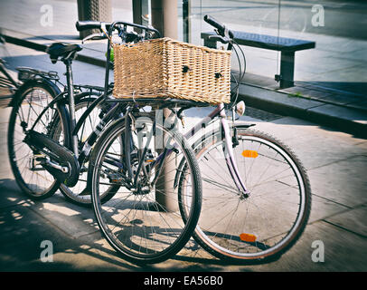 Als altes Foto von Vintage Fahrräder auf der Straße geparkt gestylt Stockfoto