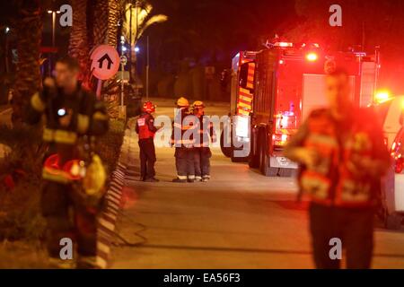 Jerusalem, Israel. 6. November 2014. Israelische Feuerwehrleute und medizinisches Personal sind in der Nähe der Stelle gesehen wo eine Ammoniak-Leck im Meatpacking Werk im Industriegebiet von Hefer Tal, zentral-Israel am 6. November 2014 ereignete. Ein Feuerwehrmann starb und mindestens 16 Menschen wurden bei dem Unfall am Donnerstagabend verletzt, sagte Beamten Xinhua. © JINI/Nimrod Glikman/Xinhua/Alamy Live-Nachrichten Stockfoto