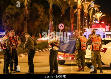 Jerusalem, Israel. 6. November 2014. Israelische Feuerwehrleute und medizinisches Personal sind in der Nähe der Stelle gesehen wo eine Ammoniak-Leck im Meatpacking Werk im Industriegebiet von Hefer Tal, zentral-Israel am 6. November 2014 ereignete. Ein Feuerwehrmann starb und mindestens 16 Menschen wurden bei dem Unfall am Donnerstagabend verletzt, sagte Beamten Xinhua. © JINI/Nimrod Glikman/Xinhua/Alamy Live-Nachrichten Stockfoto