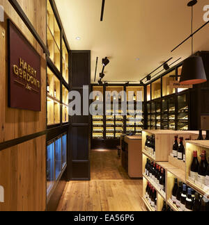 Selfridges Wein-Shop, London, Vereinigtes Königreich. Architekt: Kampagnendesign, 2014. Wein-Regale mit Display gemacht aus Sperrholz und b Stockfoto