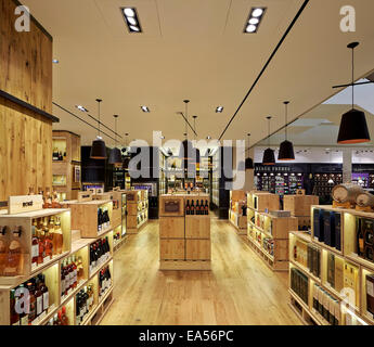 Selfridges Wein-Shop, London, Vereinigtes Königreich. Architekt: Kampagnendesign, 2014. Wein und Spirituosen anzeigen in Sperrholz Regalsysteme Stockfoto