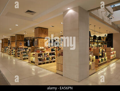 Selfridges Wein-Shop, London, Vereinigtes Königreich. Architekt: Kampagnendesign, 2014. Schrägen Blick auf Wein und Spirituosen in anzeigen Stockfoto