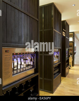 Selfridges Wein-Shop, London, Vereinigtes Königreich. Architekt: Kampagnendesign, 2014. Wein-Display Regale machte der verbrannten Eiche Verkleidung Stockfoto