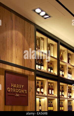 Selfridges Wein-Shop, London, Vereinigtes Königreich. Architekt: Kampagnendesign, 2014. Beschilderung und Anzeigeeinheit mit Regalbeleuchtung. Stockfoto