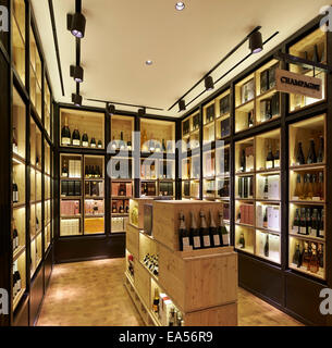 Selfridges Wein-Shop, London, Vereinigtes Königreich. Architekt: Kampagnendesign, 2014. Champagner in Einheiten mit Regalbeleuchtung anzeigen. Stockfoto