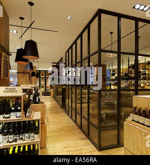 Selfridges Wein-Shop, London, Vereinigtes Königreich. Architekt: Kampagnendesign, 2014. Display-Gang mit Blick in Richtung "Harry Gordons Stockfoto