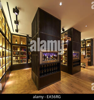 Selfridges Wein-Shop, London, Vereinigtes Königreich. Architekt: Kampagnendesign, 2014. Eiche verkleidet Anzeigeeinheiten. Stockfoto