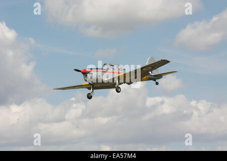 Eine ehemalige Royal Air Force De Havilland DHC-1 Chipmunk Mk22 WP800 macht es Endanflug vor der Landung auf einem Flugplatz in Essex. Stockfoto