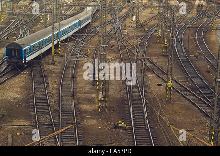 Zug im Bahnhof ankommen. Luftaufnahme der Bahn verfolgt am Bahnhof. Stockfoto