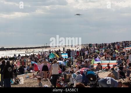 Die letzte fliegende Avro Vulcan beginnt es Flug vorbei an den Massen an Clacton-on-Sea Airshow, Essex. Die Airshow zieht Tausende an. Stockfoto