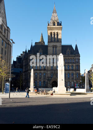 Kriegerdenkmal vor dem hinteren Eingang des Rathauses in Manchester UK Stockfoto