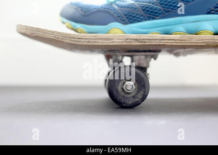 Bein in Turnschuhen auf einem skateboard Stockfoto