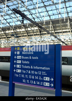 Informationen verweisen auf Plattform an Piccadilly Railway Station Manchester UK Stockfoto