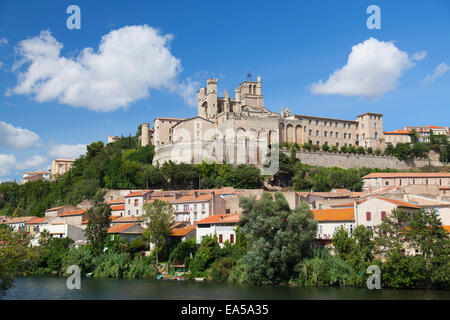 Kathedrale von Saint-Nazaire und Pont Vieux (alte Brücke), Beziers, Herault, Languedoc-Roussillon, Frankreich Stockfoto