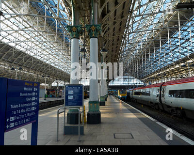 Informationen verweisen auf Plattform an Piccadilly Railway Station Manchester UK Stockfoto