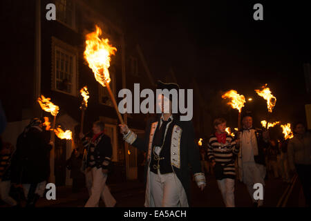 Bonfire Night Lewes, Sussex, 2014. Parade der Cliffe Gesellschaft Mitglieder historische militärische Uniformen Stockfoto