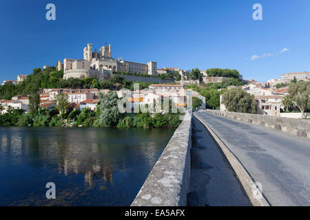 Kathedrale von Saint-Nazaire und Pont Vieux (alte Brücke), Beziers, Herault, Languedoc-Roussillon, Frankreich Stockfoto