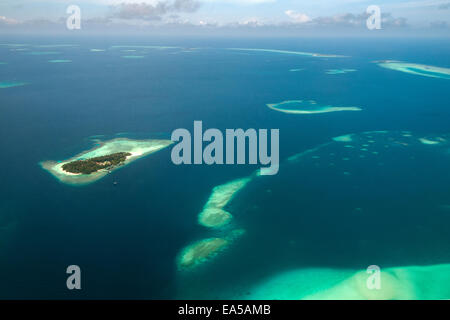 Luftaufnahme der Malediven Atoll und Riffe gesehen von einem Wasserflugzeug Stockfoto