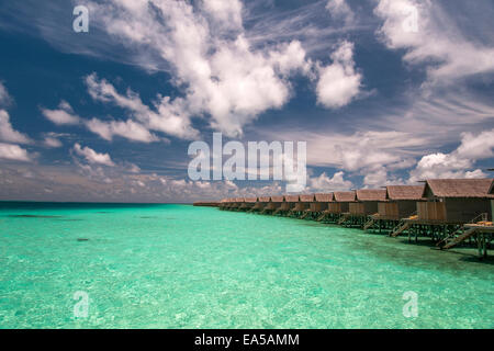 Wasser-Villen auf der tropischen Insel, Malediven Stockfoto