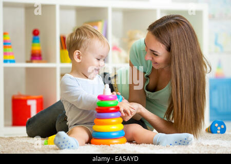 süße Mutter und Kind junge spielen zusammen innen zu Hause Stockfoto