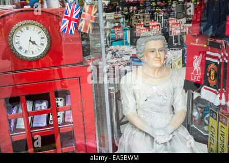 Die falsche Königin Elizabeth II, sitzt im Souvenir Shop Leben London: Shop Plaza, Oxford Street,London,England,U.K., Stockfoto