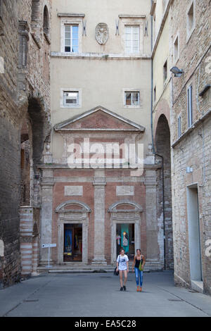 Frauen gehen in Piazza IV Novembre, Perugia, Umbrien, Italien Stockfoto