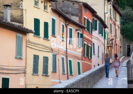 Frau zu Fuß entlang der Via dei Priori in Perugia, Umbrien, Italien Stockfoto