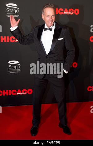 US-Sänger Kevin Tarte kommt für die Premiere des Musicals "Chicago" im Stage Palladium Theater in Stuttgart, Deutschland, 6. November 2014. Foto: Sebastian Kahnert/dpa Stockfoto