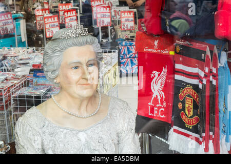 Die falsche Königin Elizabeth II, sitzt im Souvenir Shop Leben London: Shop Plaza, Oxford Street,London,England,U.K., Stockfoto