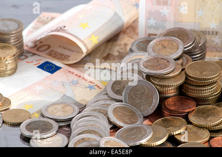 Reihe von Euro-Münzen und Banknoten Stockfoto