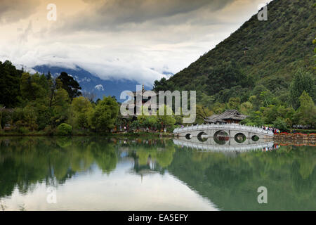 China, Pagode spiegelt sich in Black Dragon Pool vor Jade Dragon Snow Mountain Stockfoto