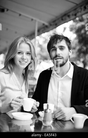 Porträt von ruhiger Mann und Frau mit Tee oder Kaffee im café Stockfoto