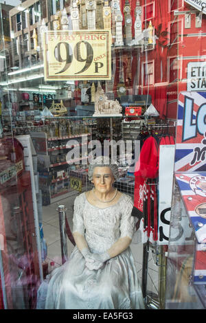 Die falsche Königin Elizabeth II, sitzt im Souvenir Shop Leben London: Shop Plaza, Oxford Street,London,England,U.K., Stockfoto