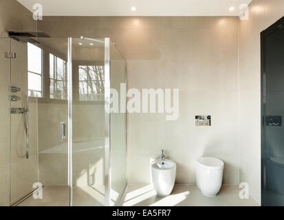 Modernes Bad, innen von einem neuen Haus Stockfoto