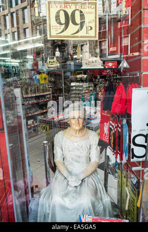 Die falsche Königin Elizabeth II, sitzt im Souvenir Shop Leben London: Shop Plaza, Oxford Street,London,England,U.K., Stockfoto