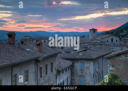 Blick auf Gubbio bei Sonnenuntergang, Umbrien, Italien Stockfoto