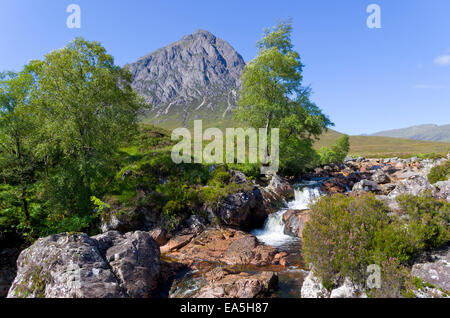 Stob Dearg, Buachaille Etive Mor und Fluss Coupall Wasserfall, Glen Etive, Lochaber, Highland, Schottland, UK Stockfoto