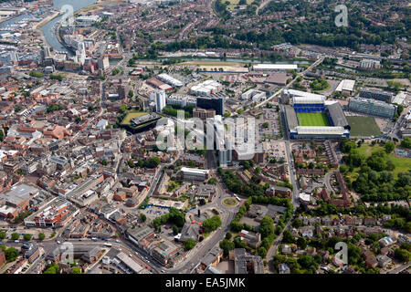 Eine Luftaufnahme von Ipswich Suffolk mit Stadtzentrum, Fußball-Stadion-Büros und der Marina auf dem River Orwell Stockfoto
