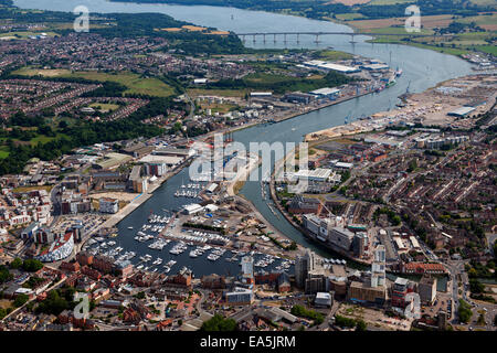 Eine Luftaufnahme von Ipswich Suffolk mit Stadtzentrum, Fußball-Stadion-Büros und der Marina auf dem River Orwell Stockfoto