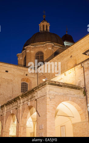 Duomo (Kathedrale) in der Abenddämmerung, Urbino (UNESCO Weltkulturerbe), Le Marche, Italien Stockfoto