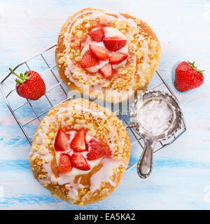 Mandel-Kuchen mit Vanille und Erdbeeren Stockfoto